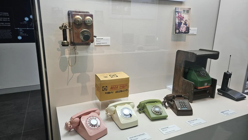 옛날 전화기와 다이얼식 전화기의 모습