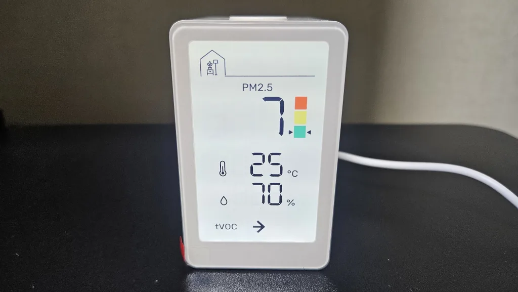 전면 디스플레이에 초미세먼지(PM2.5), 온도, 습도, tVOC(총 휘발성 유기화합물)가 표시된 모습