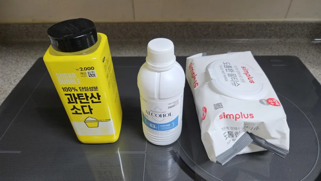 과탄산소다, 소독용 에탄올, 물티슈를 준비한다