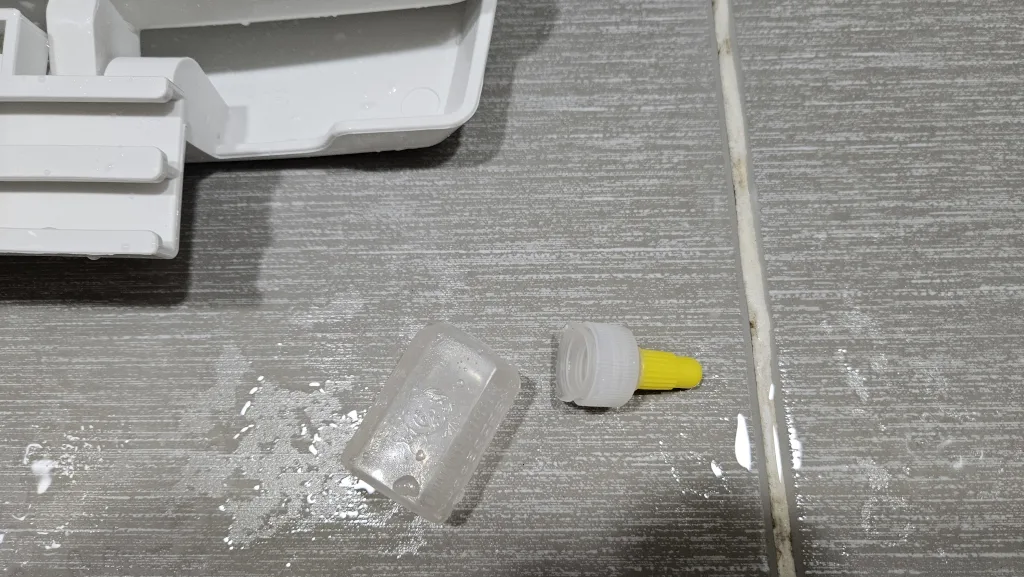 양쪽 댐퍼 힌지를 고정하기 위해 투약병을 크기에 맞게 잘라낸 모습
