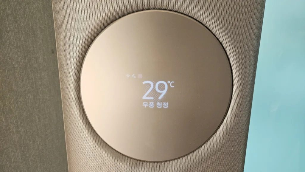 무풍클래식에어컨에서 무풍청정으로 바람문이 닫힌상태에서 무풍패널을 건조시키는 모습