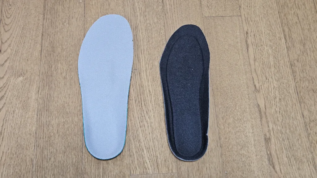 오소라이트 깔창(좌), 메모리폼 깔창(우) 윗면