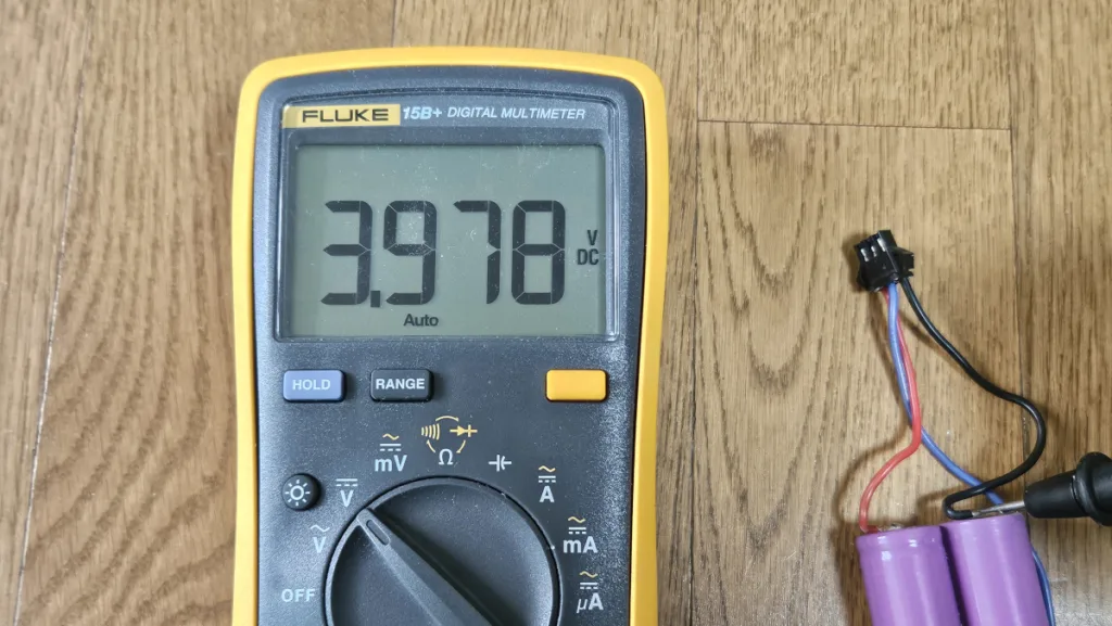 3.9V가 표시되는 정상 배터리 셀