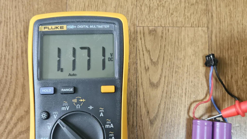 1.1V가 표시되는 과방전 된 배터리 셀. 셀 밸런스(Cell Balance)가 틀어진 원인이며, 전압을 더 채워서 균형을 맞추는 셀 밸런싱(Cell Balancing)이 필요하다