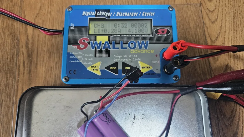 충전을 진행하면서 점점 완충 전압인 4.2V에 가까워지는 모습