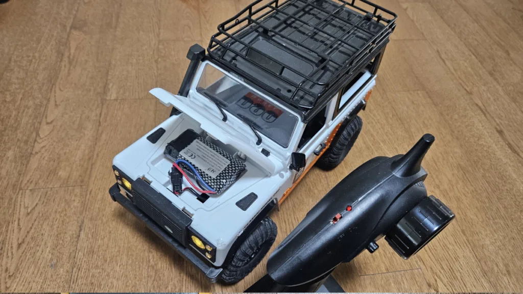 복원된 배터리팩을 NM90 RC카에 연결하고 동작을 테스트하는 모습