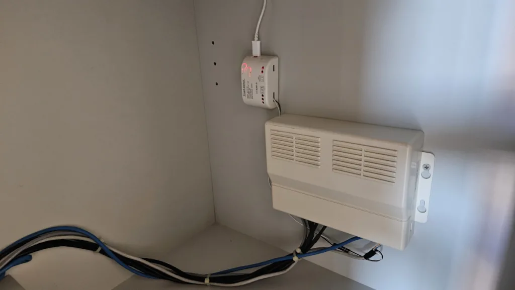 스마트 스위치를 고정하고 배선을 정리한 모습