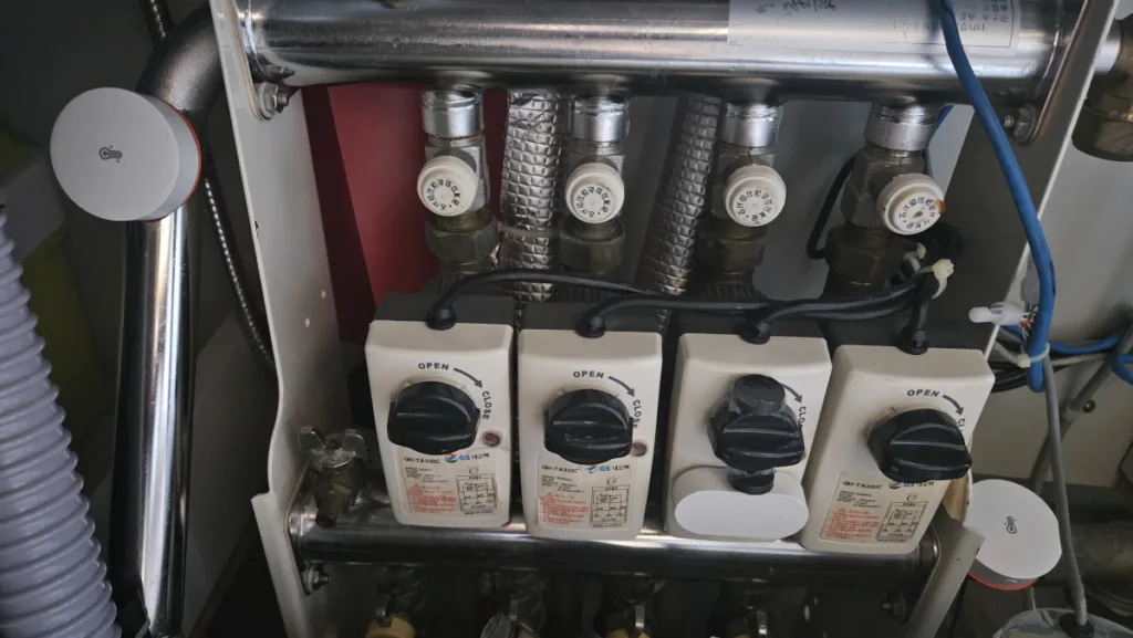 출수·입수관에 온도센서를 고정한 모습