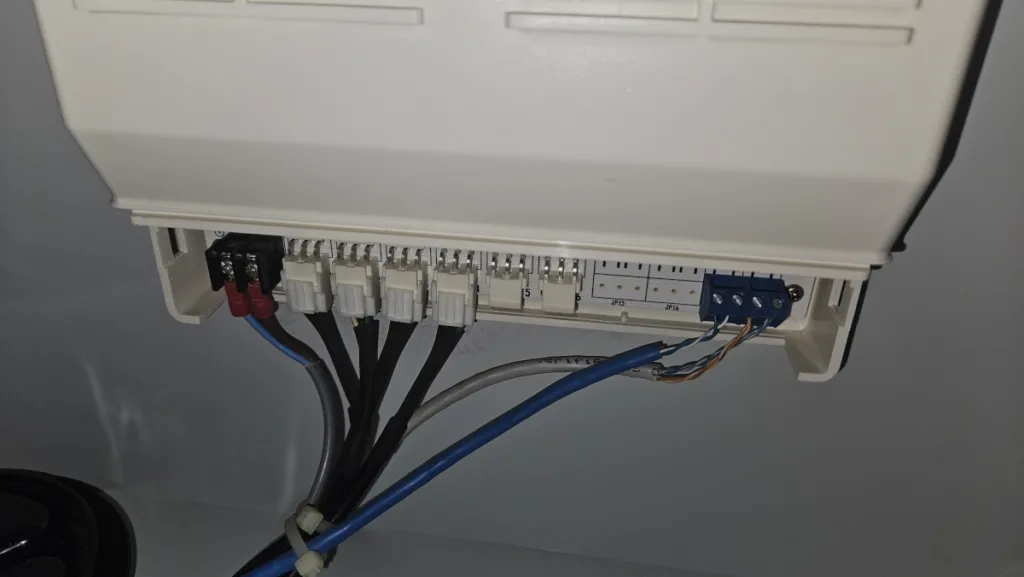 난방 밸브 컨트롤러에 연결된 온도조절기 배선 모습