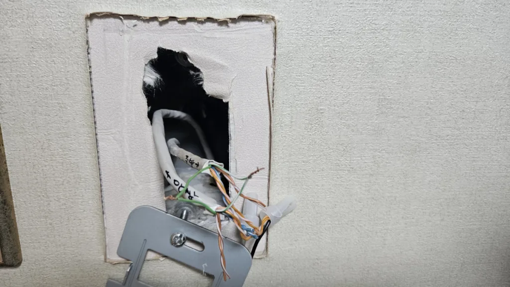 밸브 컨트롤러에서 거실까지 배선이 연결되도록 녹색선 2가닥 연결