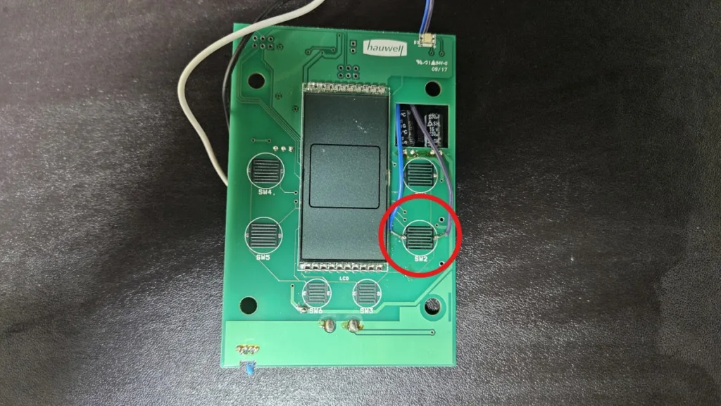 드라이컨택을 위해 ‘전체외출/해제’ 버튼에 납땜한 모습