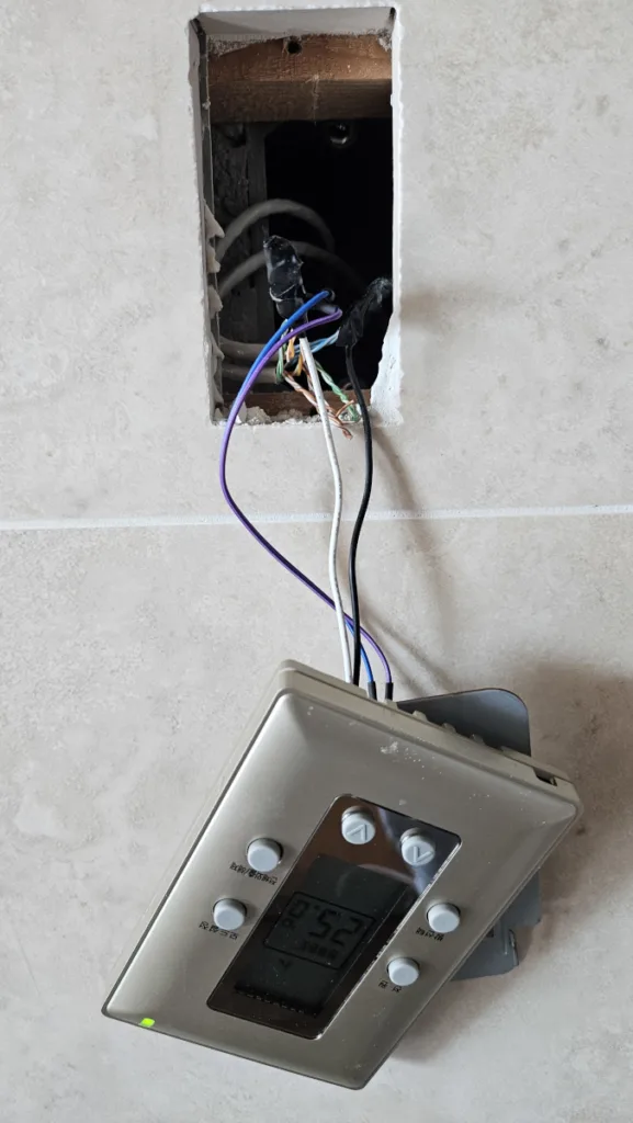 온도조절기 배선을 임시로 연결하고 테스트 하는 모습