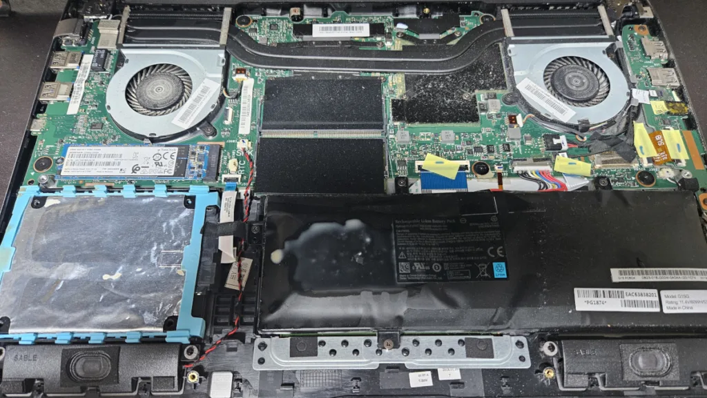 노트북을 분해해보니 배터리와 HDD에 커피의 흔적이 보였다.