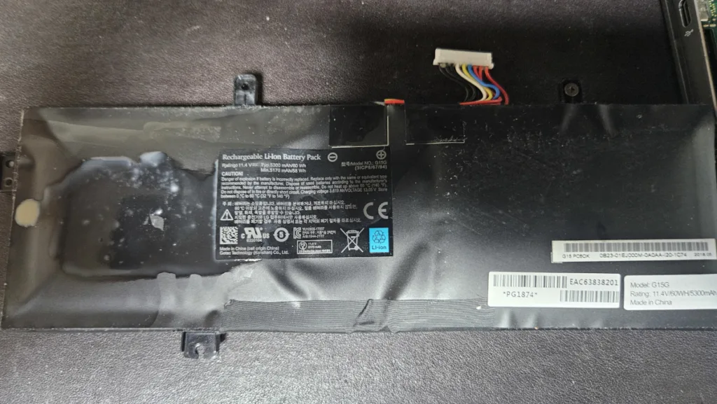 제거된 배터리. 커피가 묻어 있다