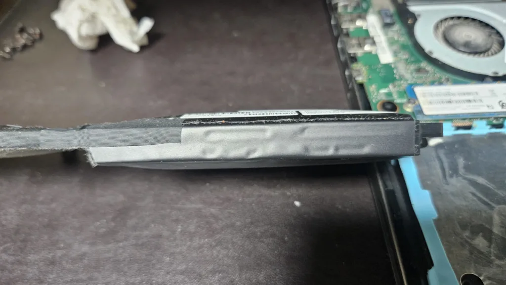 노트북 침수로 인해 부풀어 오른 배터리 옆모습