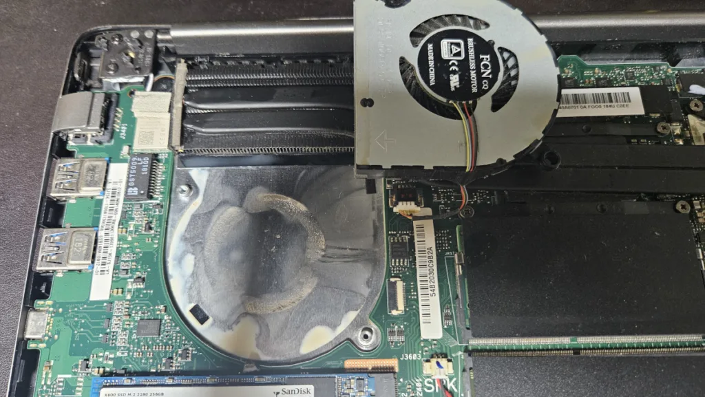 냉각팬을 분리하니 여기도 커피의 흔적이 있다