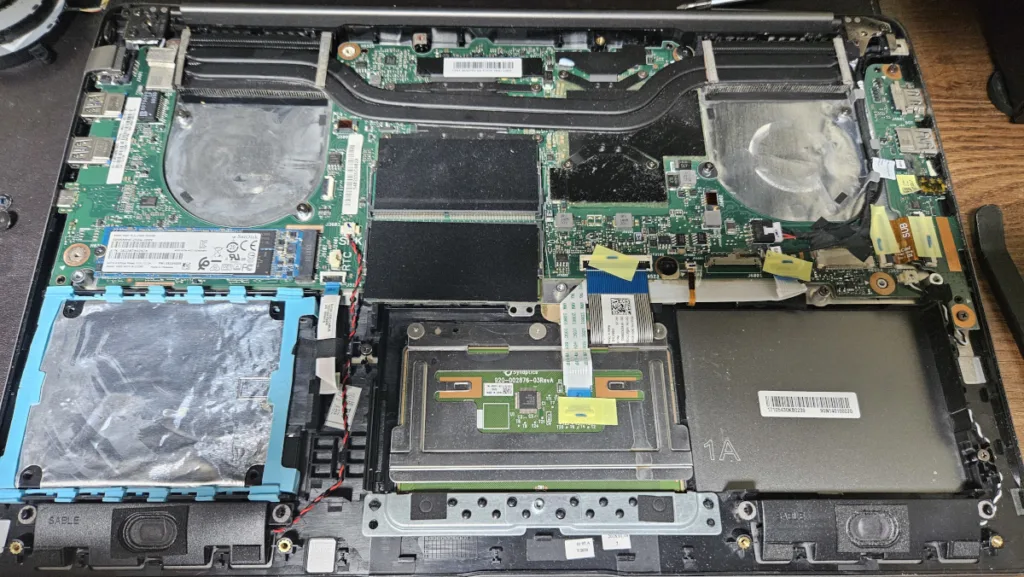 좌우 냉각팬을 모두 들어낸 모습