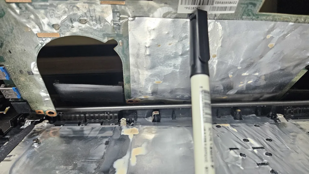 아래 키보드 기판과 보드 사이의 커피 흔적