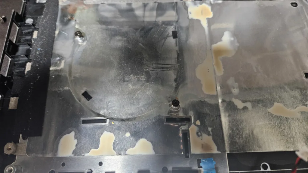 키보드 기판쪽으로 커피가 묻어 있다