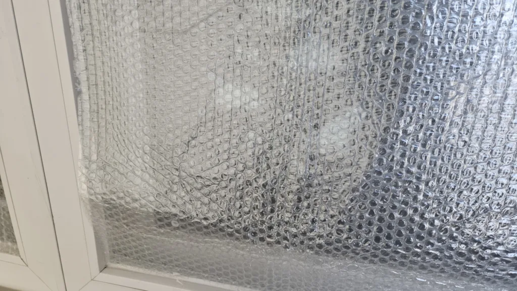 물을 충분히 뿌려 붙여도 잘 붙지 않는 뽁뽁이