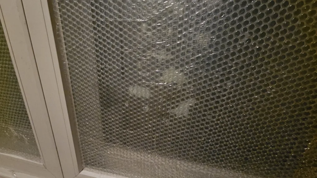 딱풀을 이용해서 붙인 뽁뽁이, 몇일 지나도 잘 붙어 있다