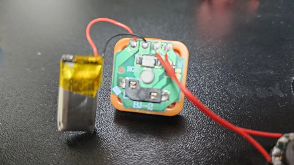 퉁 퉁 퉁 사후르의 몸통 부분을 열어보니 회로기판, 배터리, 스피커가 보인다