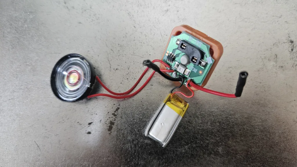 점퍼와이어를 배터리 +,- 극에 각각 납땜해 연결한 모습