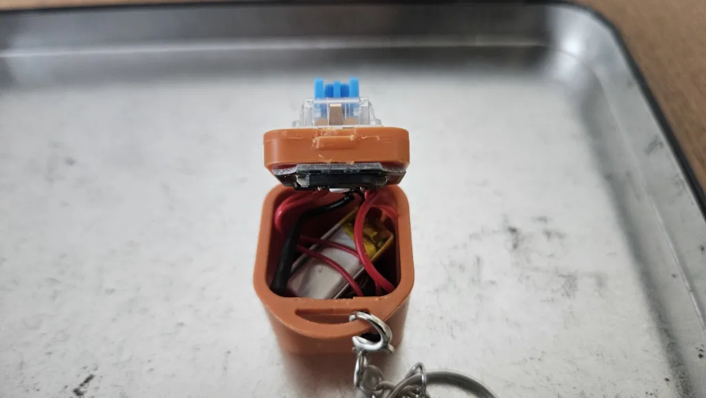 배터리 충전 후 몸통을 다시 조립하는 모습