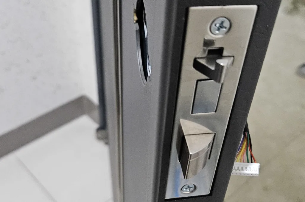 도어 스위치, 데드볼트, 래치의 모습(위에서부터)