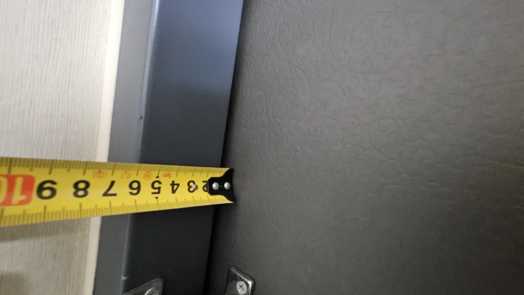 현관문을 바깥쪽으로 밀었을 때 약간 움직일 정도의 유격이 있어야 한다