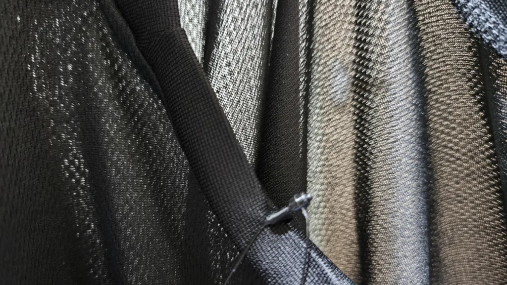 메쉬 재질로 인해 비쳐 보이는 모습