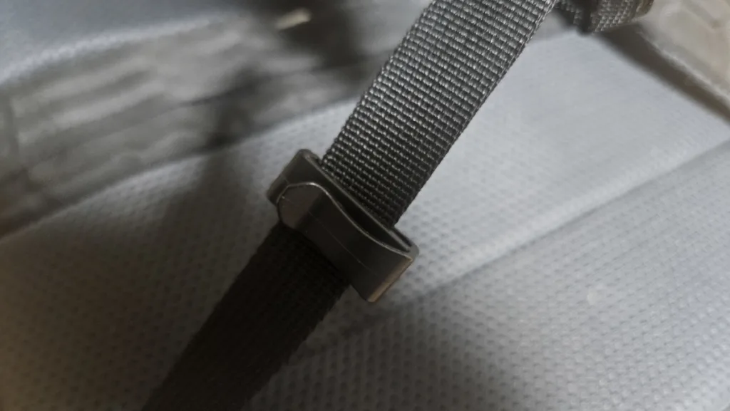 백팩에 기본 부착된 가방끈 정리 클립