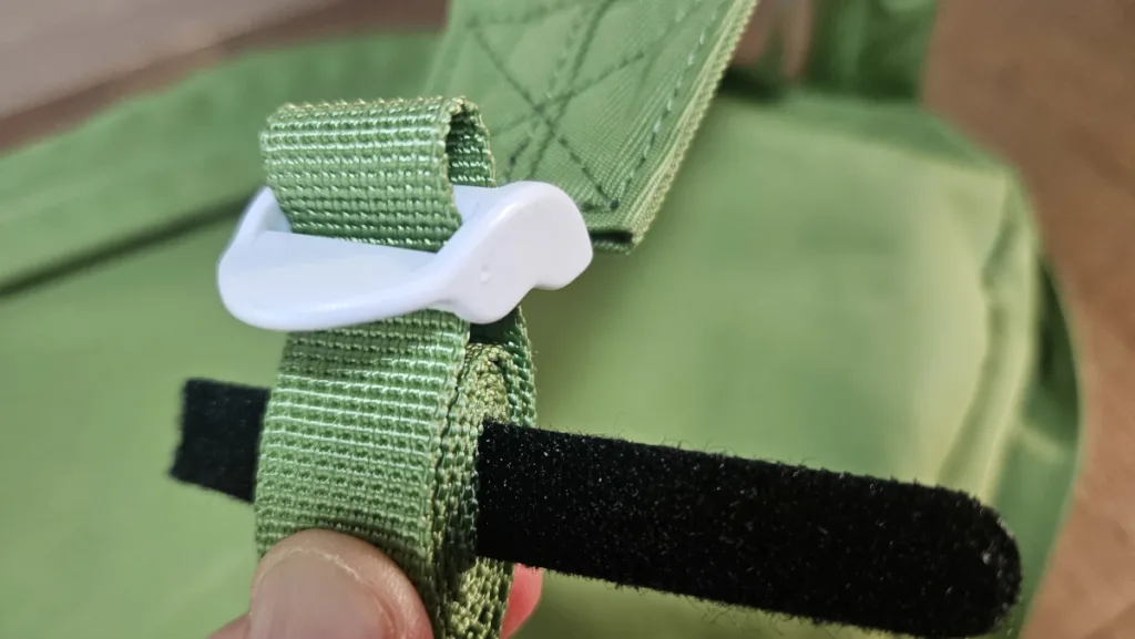 가방끈을 버클까지 말아 올린 상태