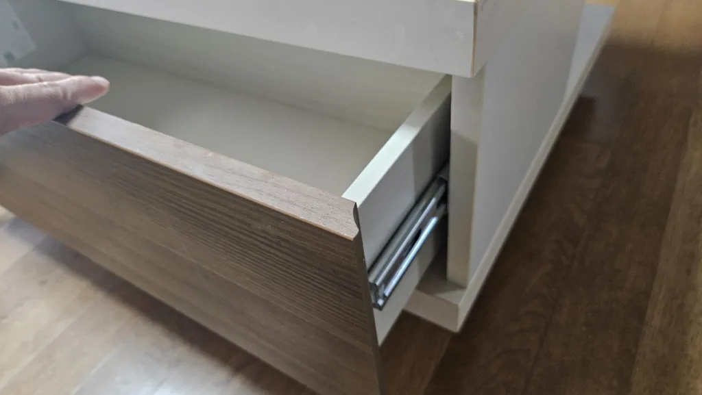 2/3 지점에서 뻑뻑하게 걸려 잘 닫히지 않는 모습