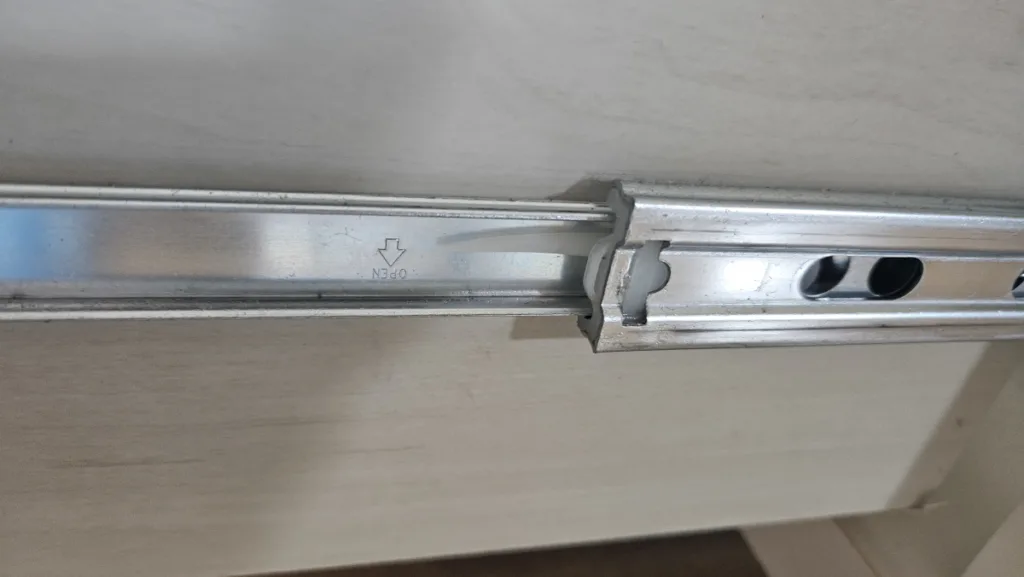 서랍 옆면의 레일 분리 레버