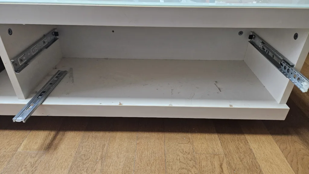 분리되며 떨어진 왼쪽 레일