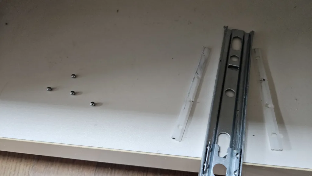 분리된 스틸폴, 리테이너, 레일 모습