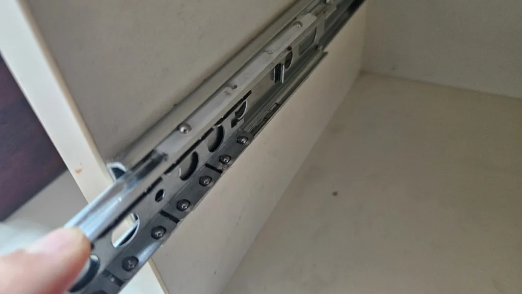 아우터 레일에 미들/이너 레일 뭉치를 넣으려다 실패