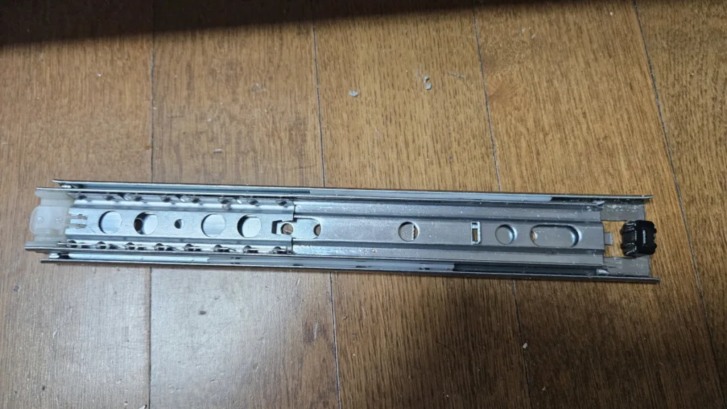 아우터 레일을 분리하고 레일 뭉치를 다시 삽입한 모습