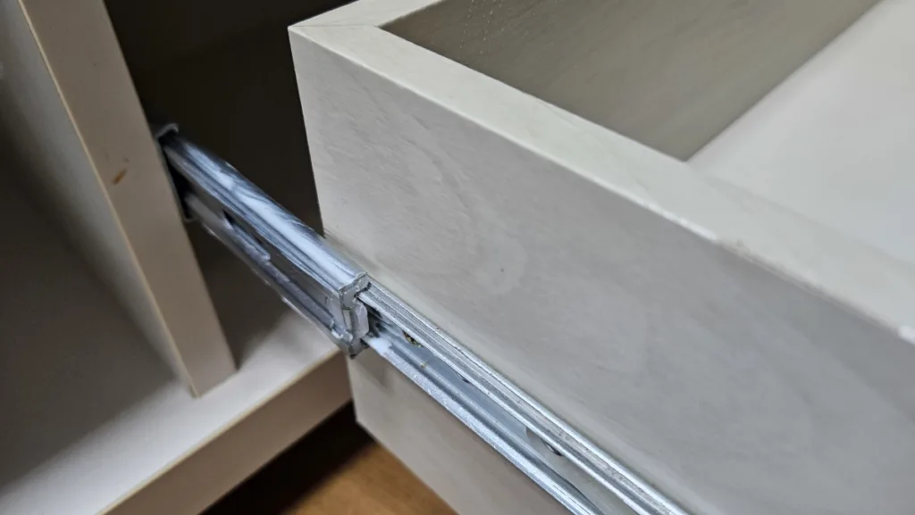 서랍을 다시 레일 홈에 맞춰 밀어 넣는 모습