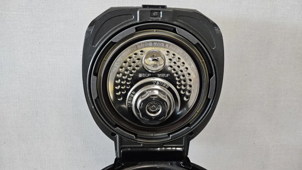 노후화되어 김이 새고 색상이 변화한 압력패킹 모습