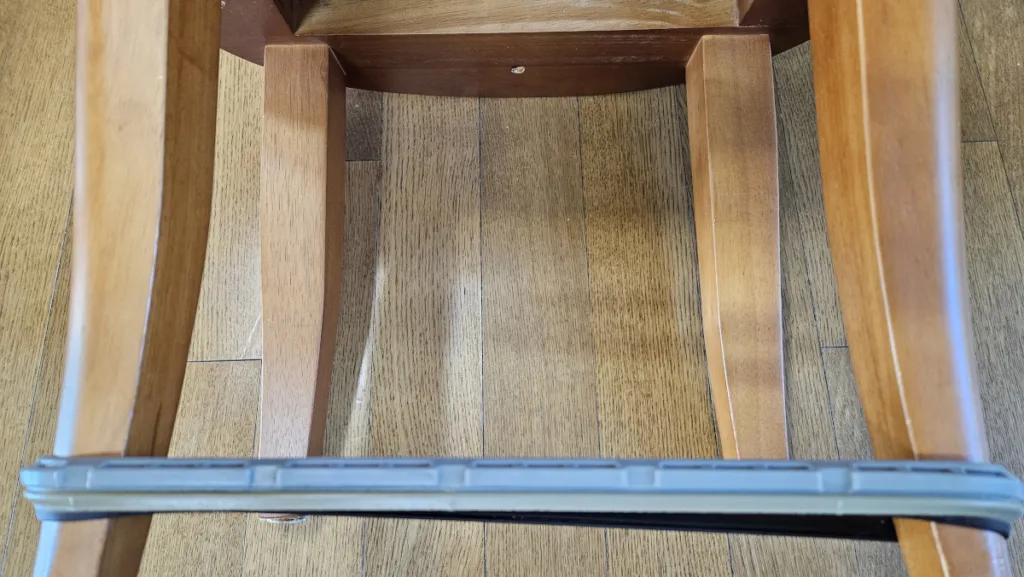 의자 다리에 압력패킹을 늘려 고정하여 재생을 시도한다