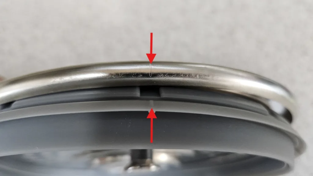 6곳의 맞춤 돌기와 커버 눈금을 맞춰 끼워 넣는다