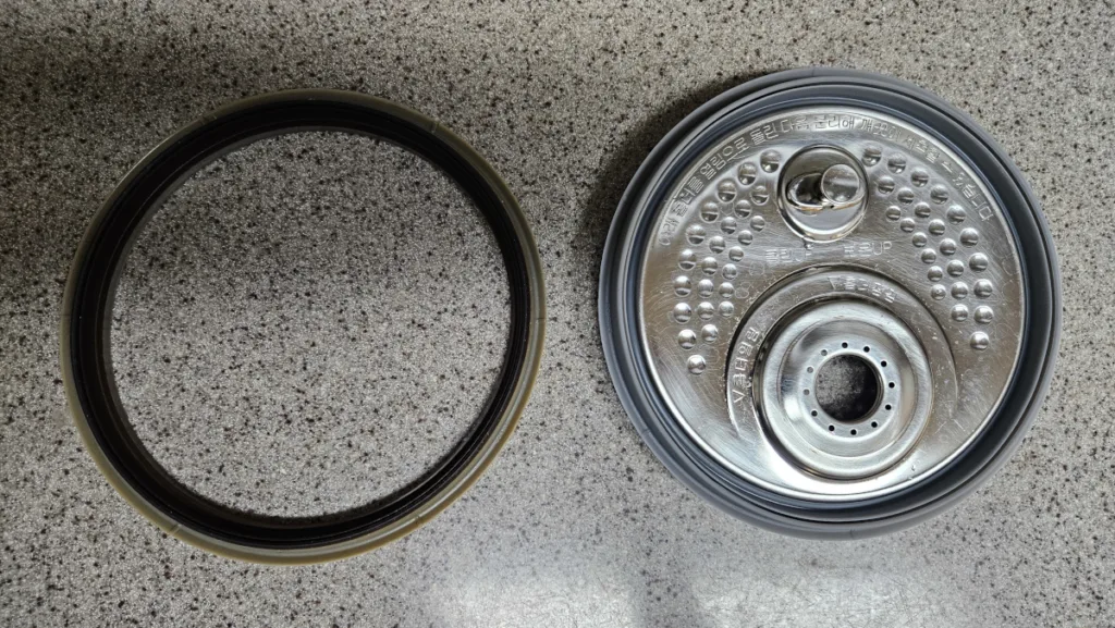 체결이 완료된 압력패킹과 분리된 기존 압력패킹 모습