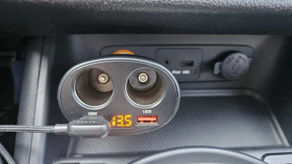 차량에 연결한 홈플래닛 차량용 4구 멀티 소켓 시거잭 고속충전기