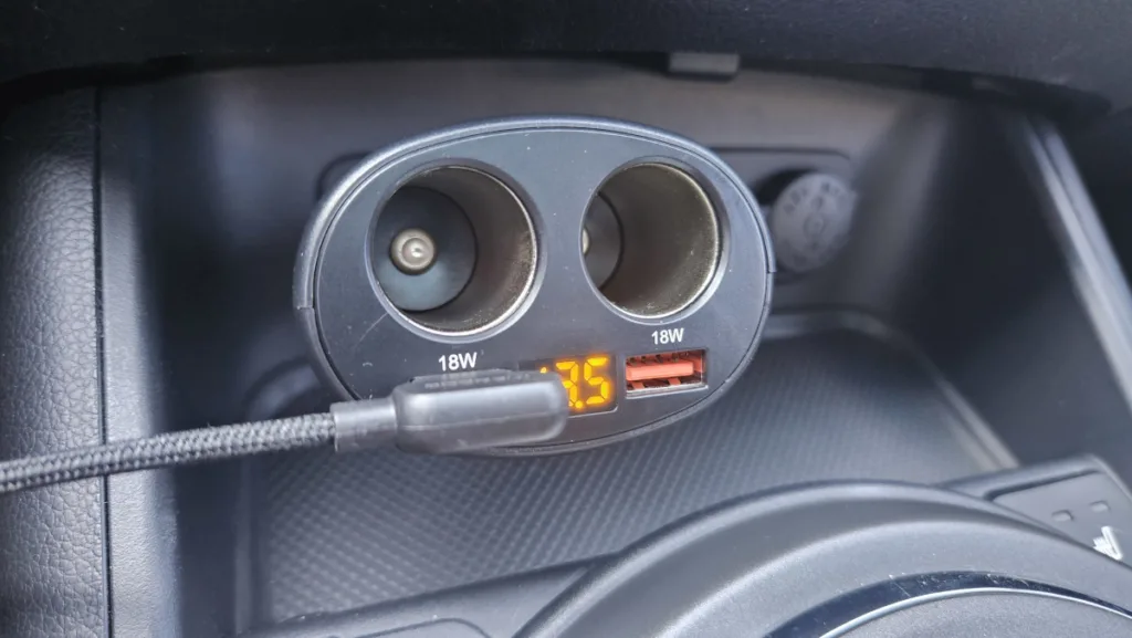 USB A 포트에 케이블을 연결한 모습