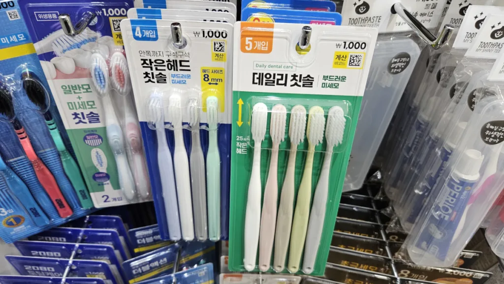 다이소 매장에 진열된 칫솔 제품들