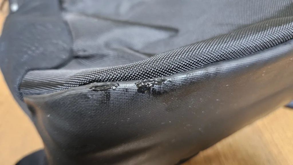 가방 모서리 찢어진 인조 가죽에 실리콘 접착제를 바른 모습