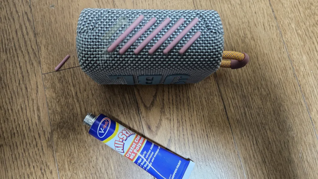 JBL GO 3 블루투스 스피커의 미끄럼 방지 패드가 떨어져 다이소 실리콘 접착제로 보수중인 모습