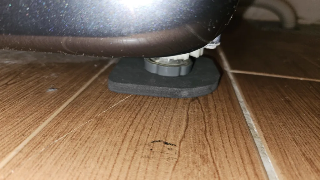 세탁기 다리 높이를 조절하고 패드를 설치한 모습